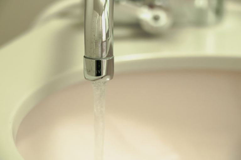 あなたの蛇口から毒が出ているかもしれない本当に安全な水は浄水器だけが守る家庭の真実